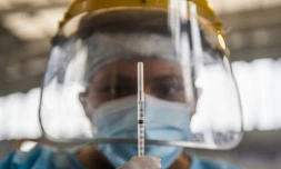 Un soignant prépare une dose du vaccin Pfizer-BioNTech contre le Covid-19 dans un centre de vaccination à Lima le 23 avril 2021