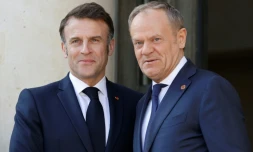 Le président français Emmanuel Macron (gauche) salue le Premier ministre polonais Donald Tusk, le 27 mars 2025 à Paris