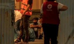 Des migrants, rescapés d'un naufrage, attendent dans le port de Kalamata, le 14 juin 2023 en GrÚce
