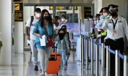 Des passagers débarquent d'un vol d'Etihad Airways en provenance d'Abou Dhabi à l'aéroport de Phuket le 1er juillet 2021