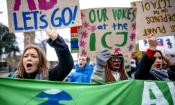 Un groupe de militants pour le climat manifeste devant la Cour internationale de justice à La Haye, aux Pays-Bas, le 2 décembre 2024
