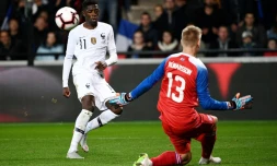 L'attaquant des Bleus Ousmane Dembélé face au gardien de l'Islande Runar Alex Runarsson en amical au Roudourou, le 11 octobre 2018 