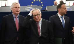 Le président de la Commission européenne Jean-Claude Juncker (c) et le négociateur en chef du Brexit pour l'Union Michel Barnier (g) à Strasbourg, le 17 janvier 2018