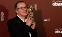 Philippe Faucon avec le César du meilleur film pour "Fatima" le 26 février 2016 à Paris