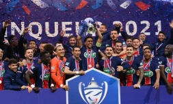 Le défenseur brésilien du Paris-SG, Marquinhos, brandit le trophée de la Coupe de France aprÚs la victoire de son équipe en finale contre Monaco, au Stade de France, le 19 mai 2021