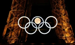 La pleine Lune se lève derrière la Tour Eiffel à Paris avant les Jeux olympiques, le 22 juillet 2024