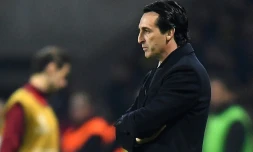 L'entraîneur du PSG Unai Emery observe le match face à Ludogorets au Parc des Princes, le 6 décembre 2016