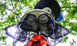 Des filets utilisés pour piéger les moustiques sont attachés à un dispositif de suivi des moustiques utilisé par l'Agence coréenne de contrôle et de prévention des maladies (KDCA) au Dorasan Peace Park à Paju, près de la frontière fortifiée séparant la Corée du Nord et la Corée du Sud, le 30 juillet 2024