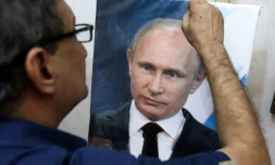 Un artiste irakien Mohammed Karim Nihaya met la dernière main à un portrait du président russe Poutine le 7 octobre 2015 dans le quartier de Karada à Bagdad