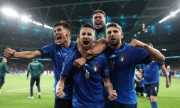 La joie du milieu de terrain italiend Jorginho, après avoir marqué son pénalty lors de la séance de tirs au but face à l'Espagne (1-1, 4-2 t.a.b.) en demi-finale de l'Euro 2020, le 6 juillet 2021 au stade de Wembley à Londres 