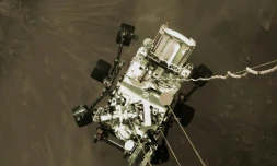 Photo fournie par la Nasa du rover Perseverance suspendu au-dessus du sol pendant son atterissage sur Mars, le 18 février 2021