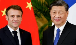 Le président français Emmanuel Macron (g) et son homologue chinois lors d'une rencontre en marge du sommet du G20, le 15 novembre 2022 à Nusa Dua, en Indonésie