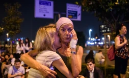 Des passagères à l'extérieur de l'aéroport Ataturk visé par un triple attentat suicide le 28 juin 2016 à Istanbul
