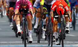 Le Français Arnaud Démare (g) devance au sprint l'Australien Caleb Ewan (d) sur la ligne d'arrivée de la 6e étape du Giro, le 12 mai 2022 à Scalea (Calabre) 