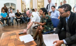 La ministre des Outre-mer Ericka Bareigts (c) s'entretient avec des représentants du mouvement social en Guyane, à Cayenne, le 2 avril 2017