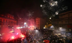 Des supporters de Naples fêtent son 3e titre de champion d'Italie après sa victoire contre l'Udinese, le 4 mai 2023 à Naples