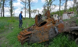 Un tank détruit dans le village de Mala Rogan, près de Kharkiv, le 18 mai 2022 en Ukraine
