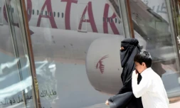Une Saoudienne près d'un bureau de Qatar Airways à Ryad le 5 juin 2017