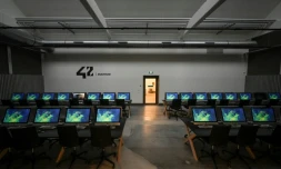 Une classe équipée d'ordinateurs, photographiée le 4 novembre 2021, attend ses premiers élèves, dans l'école informatique d'un nouveau genre, "42", imaginée par le milliardaire Xavier Niel et qui va ouvrir ses portes le 8 novembre à Mulhouse (Haut-Rhin).