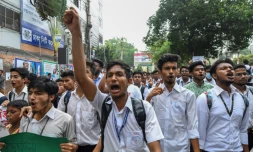 Des étudiants manifestent à Dacca après la mort de deux jeunes percutés par un bus qui roulait trop vite, le 4 août 2018 au Bangladesh