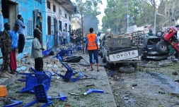 Des habitants de Mogadiscio sur les lieux d'un attentat, le 28 octobre 2017 en Somalie