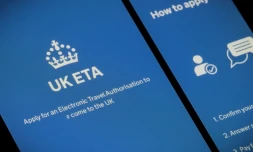 L'écran d'un smartphone affichant le logo de l'application d'autorisation de voyage électronique (ETA) du Royaume-Uni à Toulouse, dans le sud-ouest de la France, le 28 mars 2025