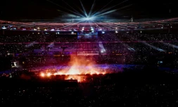 Des feux d'artifice éclatent lors de la cérémonie de clôture des Jeux paralympiques de Paris 2024 au Stade de France, à Saint-Denis, le 8 septembre 2024