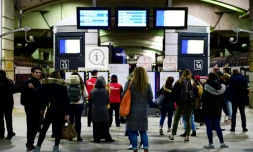 Des voyageurs consultent les panneaux d'informations sur le trafic des trains, à la gare Montparnasse à Paris, le 7 janvier 2020