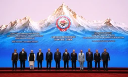 Cette photo de groupe, diffusée par l'agence d'Etat russe Sputnik, montre notamment le président bélarusse Alexandre Loukachenko, le Premier ministre indien Narendra Modi, le président iranien Massoud Pezeshkian, les présidents kazakh Kassym-Jomart Tokaïev, chinois Xi Jinping, kirghiz Sadyr Japarov, russe Vladimir Poutine, le Premier ministre pakistanais Shehbaz Sharif, ainsi que les présidents tadjik Emomali Rakhmon et ouzbek Chavkat Mirzioïev, avant le sommet de l'Organisation de coopération de Shanghai (OCS), à Bichkek, le 1er septembre 2026.