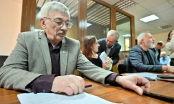 Dans un tribunal russe, des Nobels de la paix contre la "guerre" en Ukraine