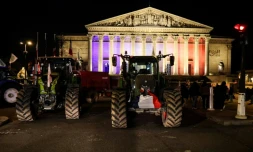 Des tracteurs devant l'Assemblée nationale lors d'une manifestation d'agriculteurs le 13 janvier 2026, à Paris