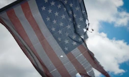 Un drapeau américain déchiré flotte sur une grille devant l'hôpital Wyckoff à Brooklyn, le 04 avril 2020