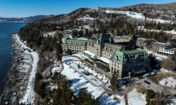 Vue aérienne de Fairmont Le Manoir Richelieu, hôtel qui reçoit les ministres des Affaires étrangères du G7 à  La Malbaie, au Québec, le 12 mars 2025