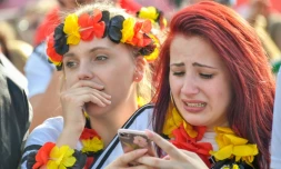 La tristesse de deux supportrices allemandes après l'élimination de leur sélection dès le 1er tour du Mondial, le 27 juin 2018 à Berlin