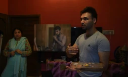 L'artiste pakistanais Mohammad Ali avec sa mère dans son atelier à Karachi, le 4 mai 2016