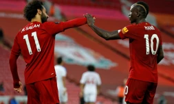 Les attaquants de Liverpool Mohamed Salah (g) et Sadio Mané contre Crystal Palace, le 24 juin 2020 à Liverpool 