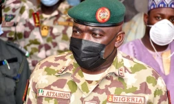 Photo prise le 31 janvier 2021 montrant le chef de l'armée nigériane Ibrahim Attahiru au quartier-général du centre opérationnel Lafiya Dole à Maiduguri, Nigeria