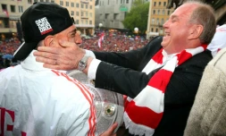 Franck Ribéry et le président du Bayern Uli Hoeness fêtent le triplé Championnat, Coupe et Ligue des champions, le 2 juin 2013 à Munich