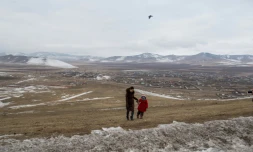 Amina, 5 ans, et sa mère se promènent à Bornuur Sum, un village à 135 km d'Oulan-Bator où s'est réfugiée la fillette pour échapper à la pollution de la capitale mongole, le 23 février 2019
