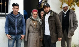 La famille d'Anis Amri, suspect dans l'attaque de Berlin, devant sa maison d'Oueslatia, en Tunisie, le 22 décembre 2016