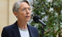 La Première ministre Elisabeth Borne s'adresse à la presse le 27 mai 2022 à Paris