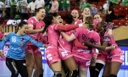 La joie des handballeuses de Brest, qualifiées pour la 1ère fois pour la finale de la Ligue des champions, après leur victoire face aux Hongroises de Györ, triples tenantes du titre, à l'issue d'une séance de tirs au but (4-2, 23-23 a.p.), le 29 mai 2021 à Budapest