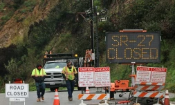 Une route fermĂ©e Ă la circulation Ă Topanga, en raison des violentes tempĂȘtes qui frappent le sud de la Californie, le 25 dĂ©cembre 2025