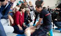 La ministre des Sports Roxana Maracineanu (C-G) assiste le 20 juin 2019 à Paris à une démonstration de sauvetage d'un noyé 