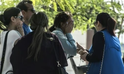 Des proches des passagers de l'Airbus A320 d'Egyptair, le 19 mai 2016 à l'aéroport du Caire
