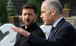 Le président ukrainien Volodymyr Zelensky (à gauche) et le Premier ministre canadien Mark Carney lors du sommet du G7 à Kananaskis le 17 juin 2025 dans les Rocheuses canadiennes.