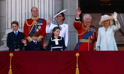Le roi Charles III et la reine Camilla, le prince William et sa femme Kate et leurs enfants au balcon du palais de Buckhingham lors de la parade d'anniversaire du roi Charles III, le 15 juin 2024 Ă Londres