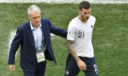 Le sélectionneur de la France Didier Deschamps (g) discute avec le latéral gauche Lucas Hernandez remplacé par Benjamin Mendy face au Danemark le 26 juin 2018 à Moscou lors du Mondial