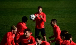 L'attaquant français de l'Atletico  Antoine Griezmann (c) lors d'un entraînement le 14 mars 2016 à Majadahonda près de Madrid