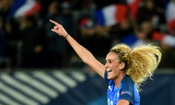 La joueuse du Paris SG Kheira Hamraoui, lors d'un match avec l'équipe de France de football pour les qualfications à l'Euro face à l'Ukraine le 11 avril 2016 au stade du Hainaut à Valenciennes